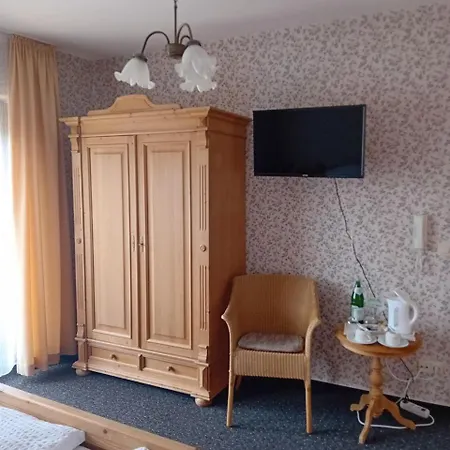 Zum Lahnfelsen فندق مبيت وإفطار