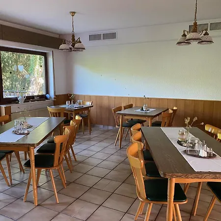 住宿加早餐酒店 Zum Lahnfelsen