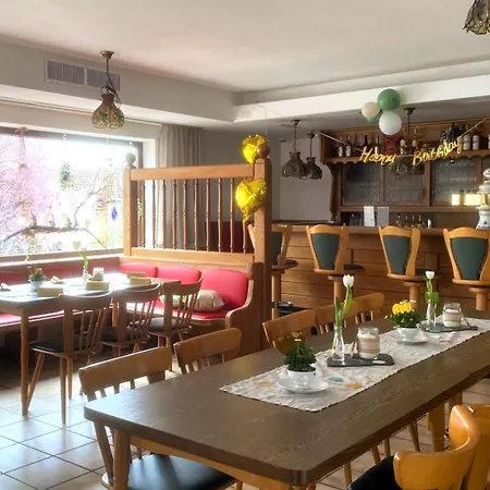 Zum Lahnfelsen 住宿加早餐酒店 3*